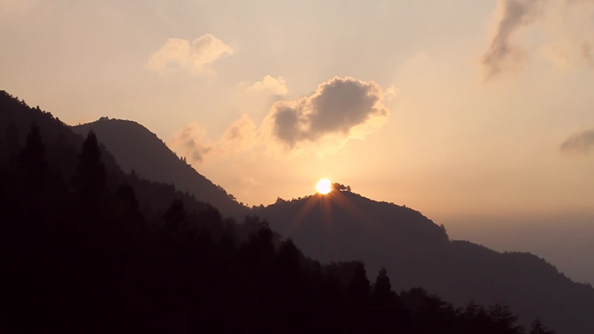 山巒日出景色