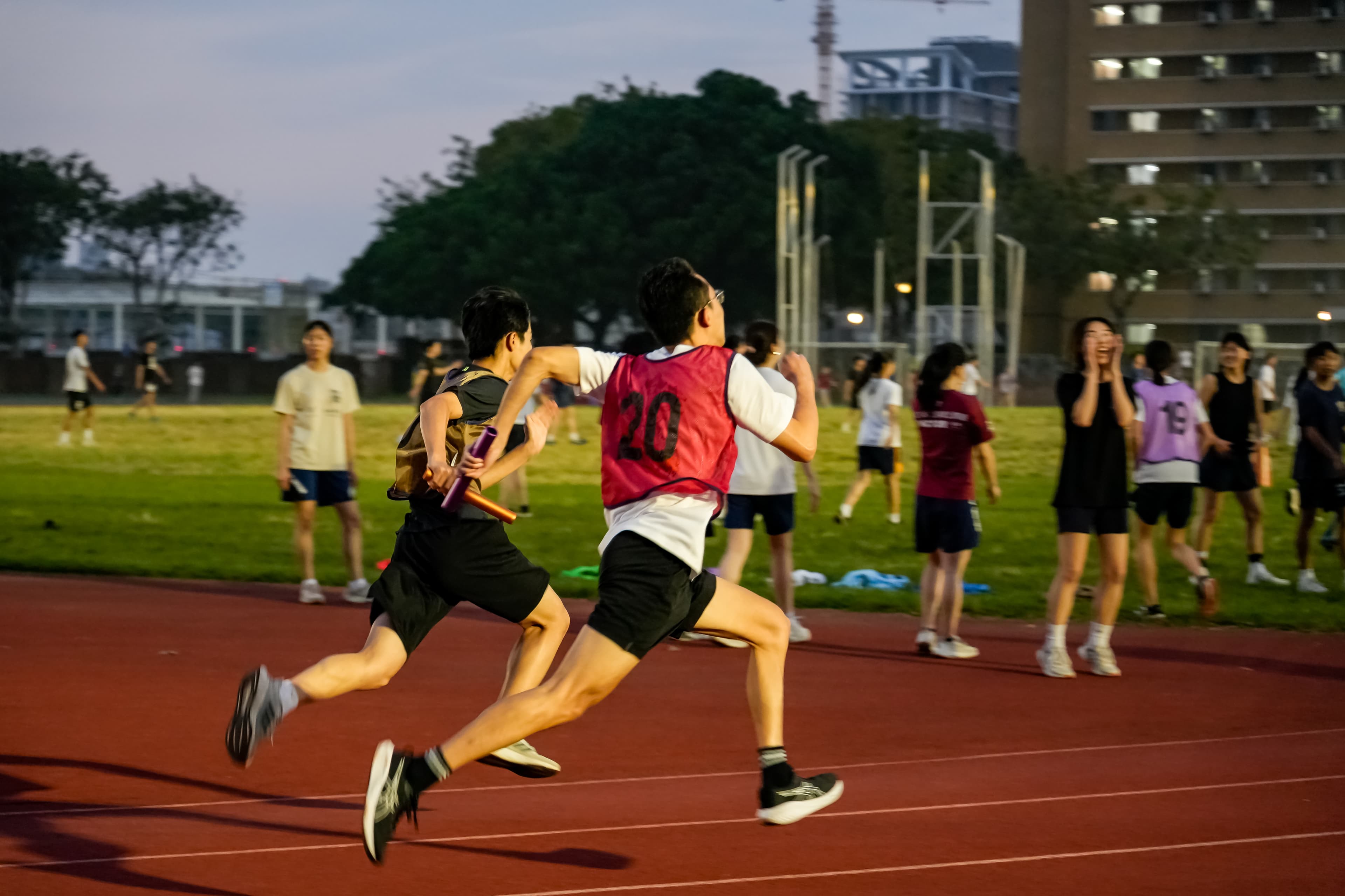 成大學生在夜間操場進行接力活動