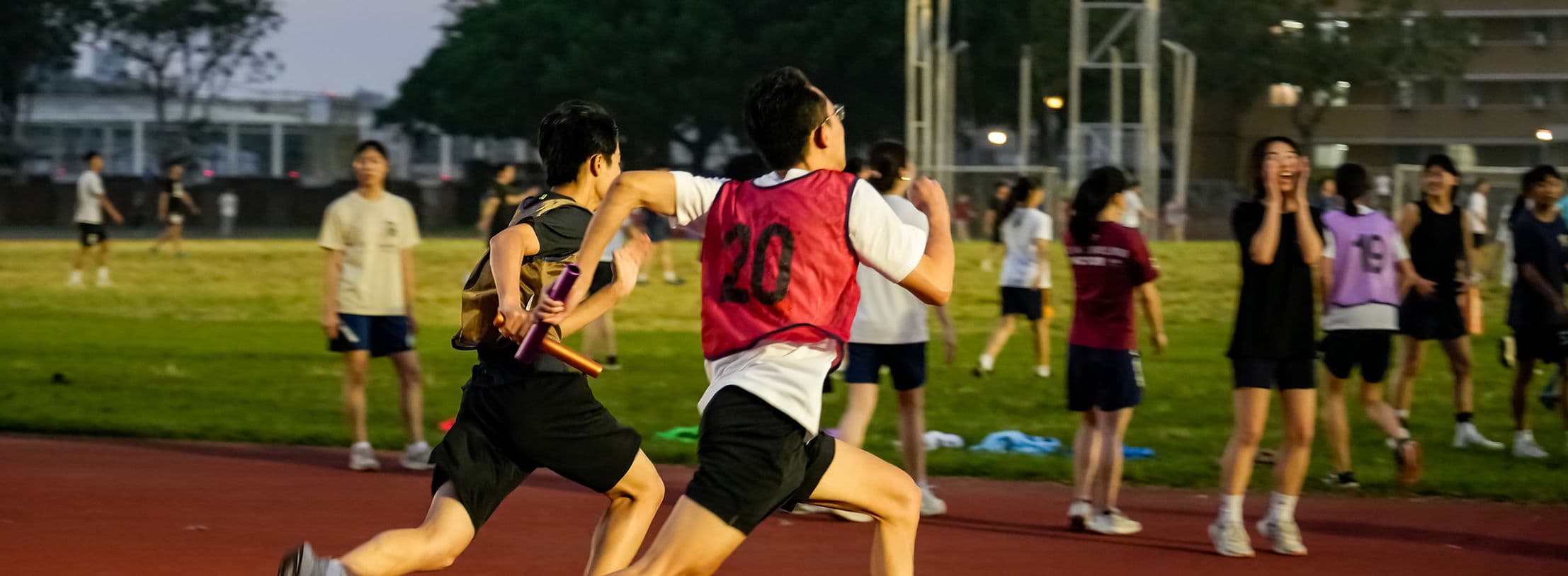 成大學生在操場進行接力活動