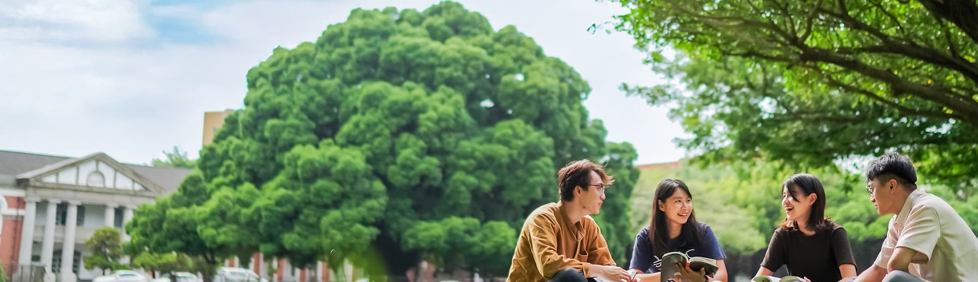 學生與成大榕園