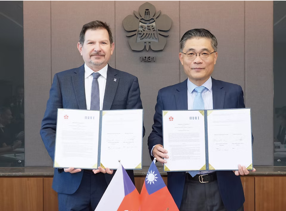 國際共研3.avif University Leaders Sign Strategic Partnership Agreement
