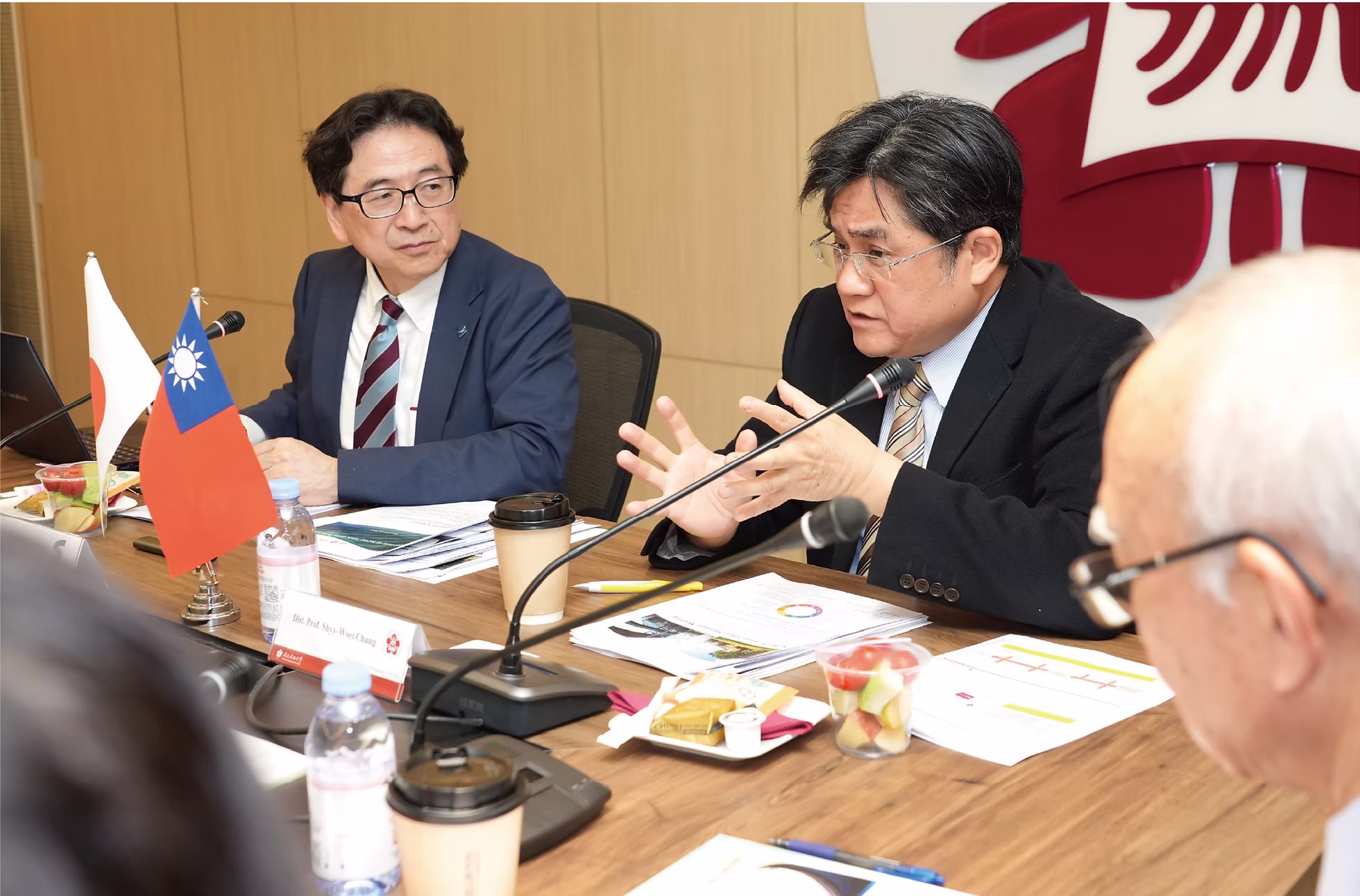 跨洋共創02.avif Dean Yoichi Oshima (left) from Science Tokyo, with NCKU Vice President Shyy-Woei Chang (right)