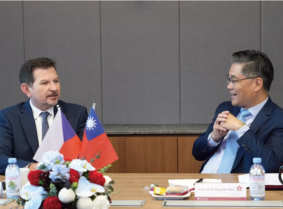 國際共研2.avif MUNI Rector Martin Bareš and NCKU President Meng-Ru Shen